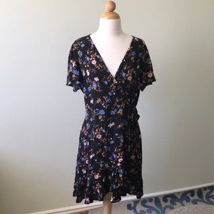 Xhilaration M flutter sleeve summer wrap dress